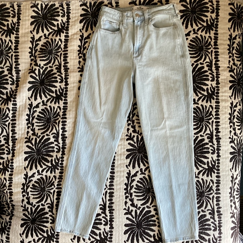 Hollister Curvy Ultra High-Rise Mom Jean
